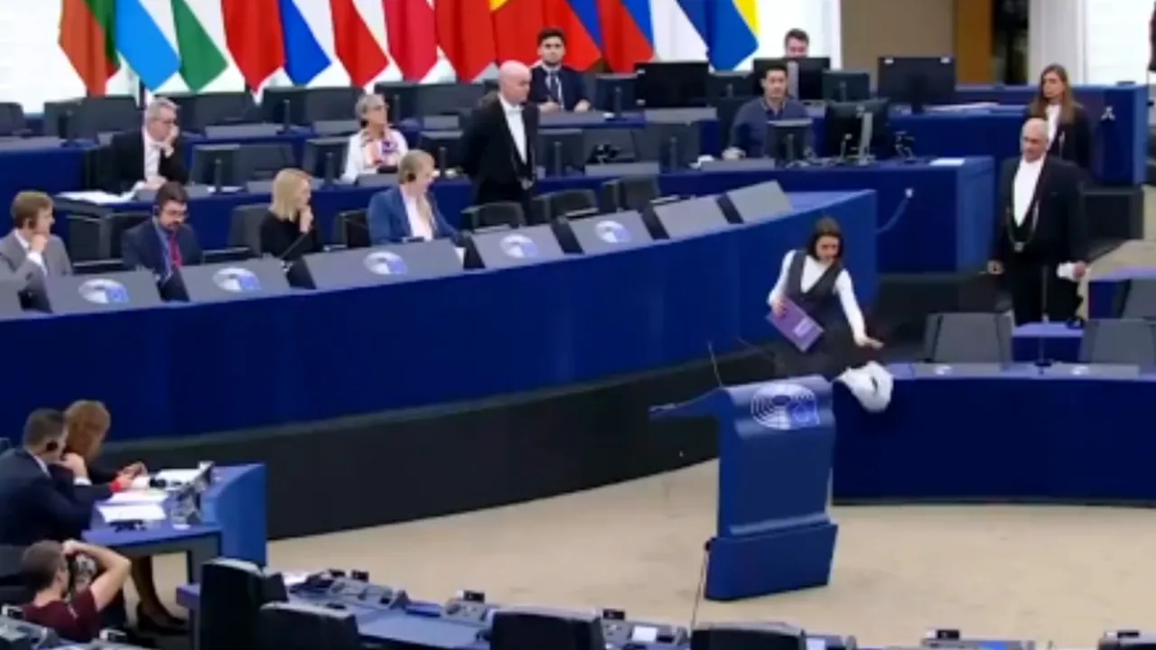 Unui europarlamentar din Spania i s-a interzis să poarte kufiya în Parlamentul European