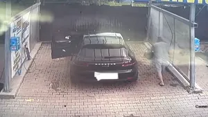 Şoferul unui Porsche, care a furat o găleată şi o perie dintr-o spălătorie, a fost identificat