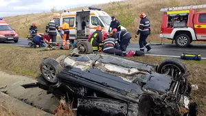 FOTO | Accident GRAV pe A1: O tânără a murit, iar alte două victime sunt inconştiente după ce o maşină s-a răsturnat