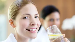 Câtă apă trebuie să bem de fapt zilnic pentru a avea o piele frumoasă şi o stare bună de sănătate