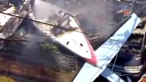 Trei morţi după prăbuşirea unui avion uşor într-o zonă rezidenţială din Tokyo - VIDEO