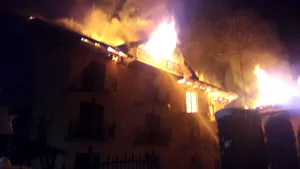 Incendiu la o pensiune din Moieciu. O persoană a suferit un atac de panică - FOTO