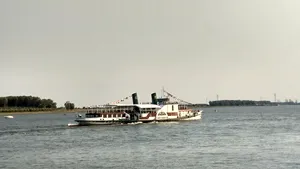 GALERIE FOTO | Paradă şi exerciţii cu vapoare militare la Galaţi şi Brăila, de Ziua Marinei Române