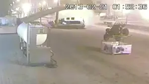 ACCIDENT în Craiova: Un bărbat a intrat cu maşina într-un stâlp pe care l-a retezat - VIDEO