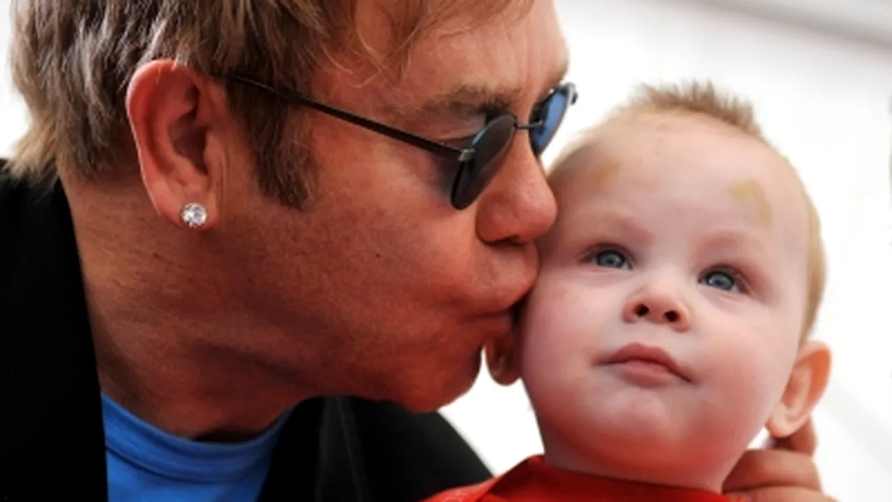 Elton John vrea să adopte un băieţel din Ucraina