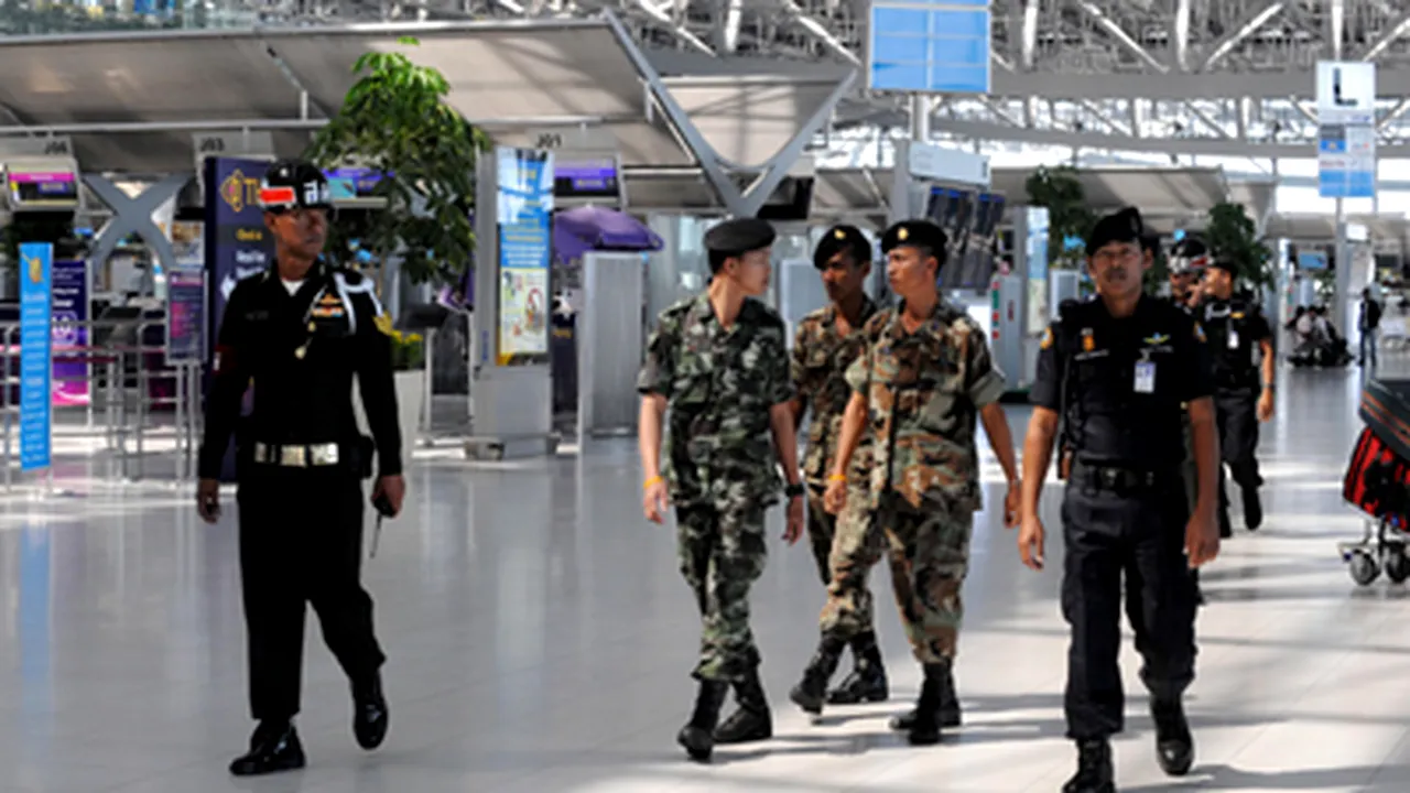 Numeroşi pasageri, reţinuţi abuziv pe aeroportul din Bangkok