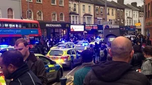 REVOLTĂ în stradă la Londra: Peste 200 de tineri s-au luat la bătaie. 100 de polişti au fost chemaţi să calmeze spiritele - FOTO, VIDEO