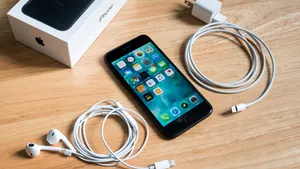 Noul iPhone 12 ar putea veni fără încărcător în cutie. Un analist celebru îţi explică de ce 