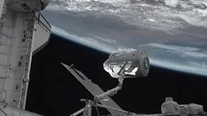 Prima ieşire pe orbită a astronauţilor americani de pe naveta Endeavour, încheiată cu succes