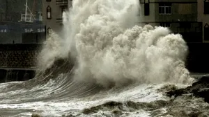 China: Peste 200.000 de persoane evacuate şi curse aeriene anulate din cauza taifunului Muifa