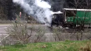 Un TIR încărcat cu 22 de tone de azotat de amoniu a luat foc în Pasul Tihuţa | FOTO, VIDEO