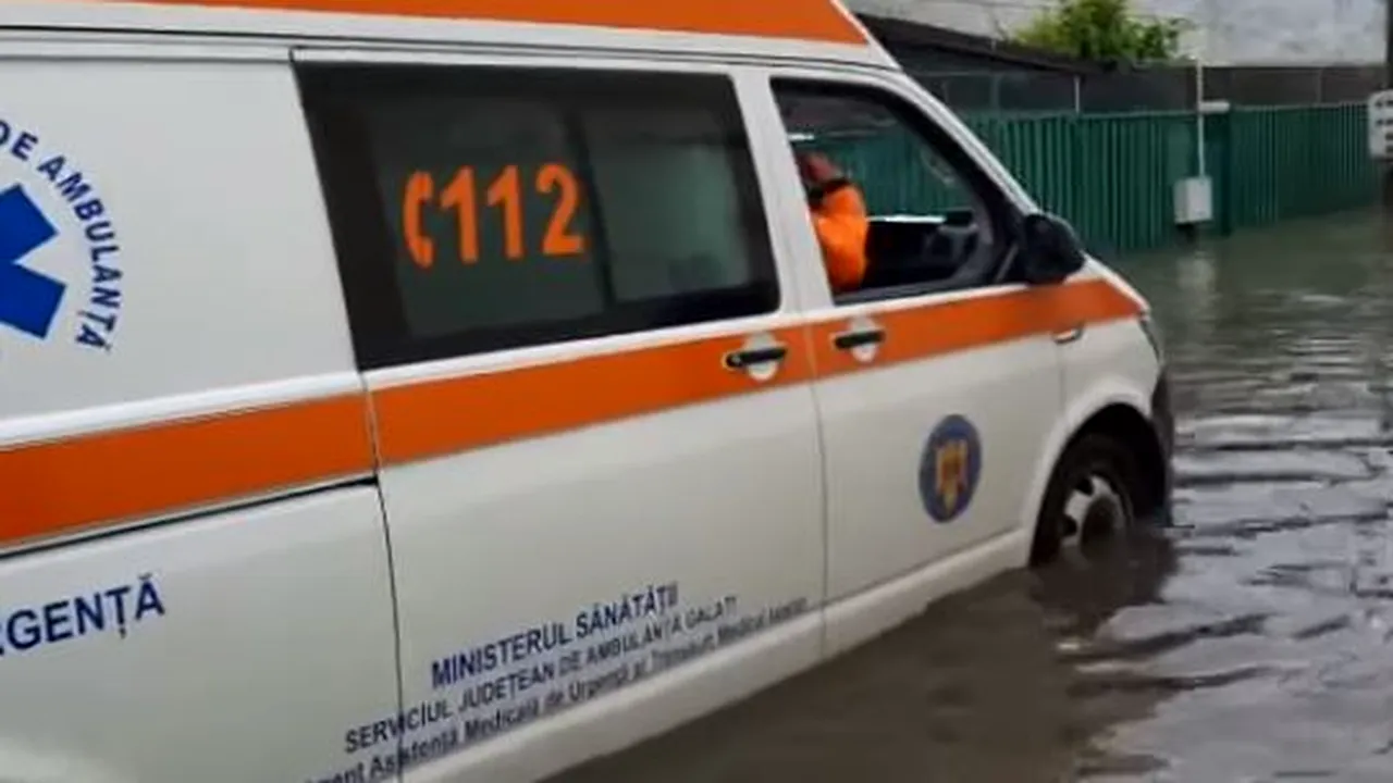 VIDEO Efectele ploii torenţiale în Galaţi: zeci de apeluri la 112 şi numeroase străzi inundate
