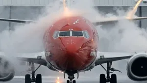Modul „neortodox” în care o companie aeriană low-cost a înlăturat gheaţa de pe aripile unui avion | VIDEO