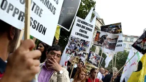 Sute de persoane au manifestat la Paris împotriva unei acţiuni militare în Siria