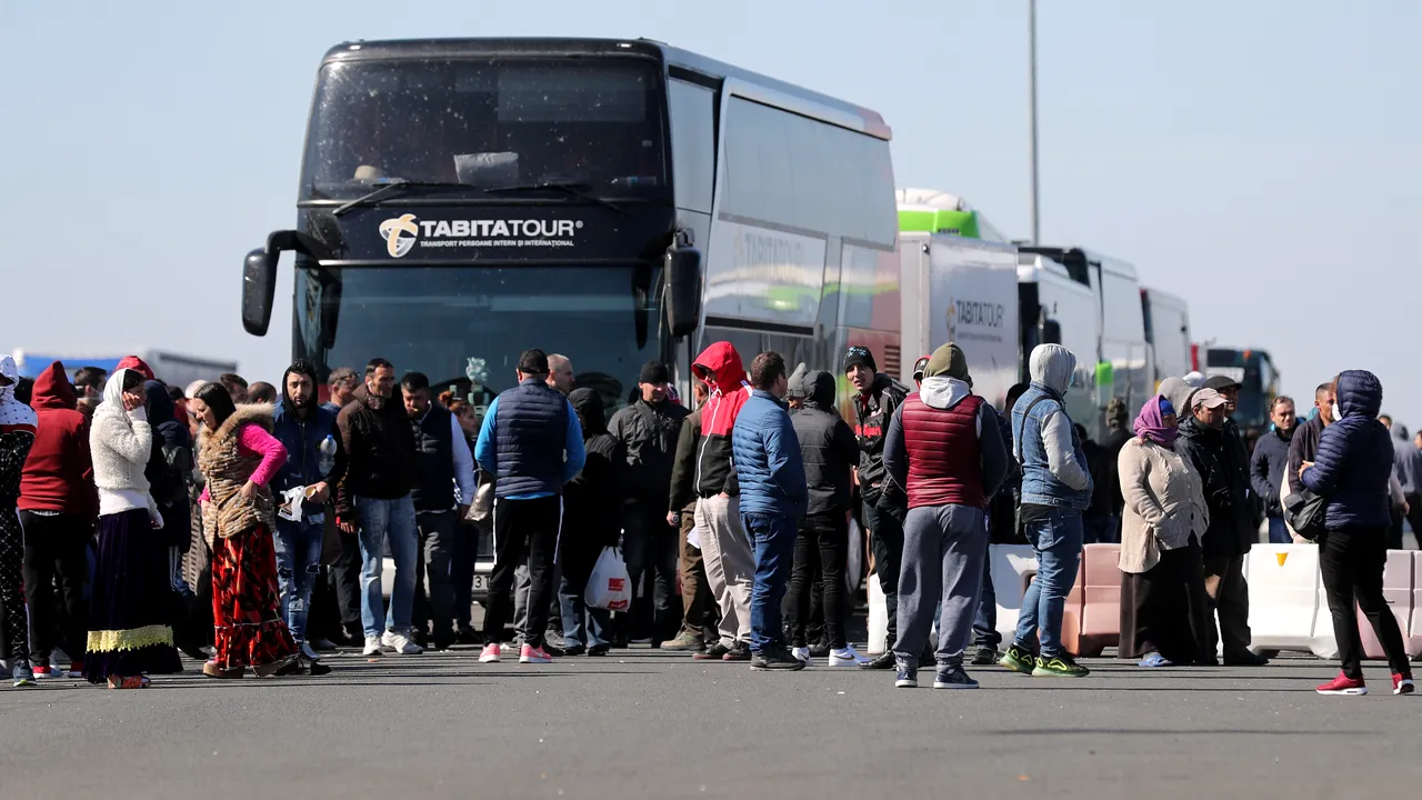 Sute de moldoveni blocaţi în străinătate îşi continuă drumul spre casă. Autocarele vor trece prin România