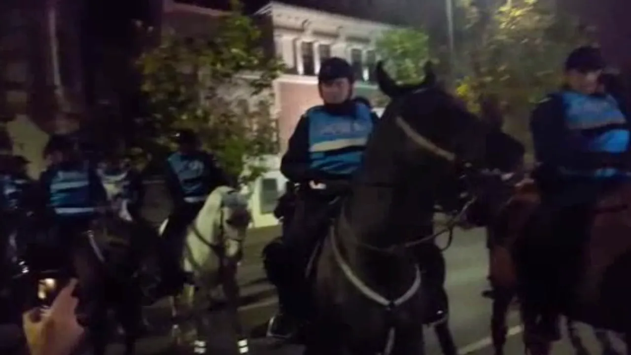 Jandarmeria Română caută protestatarii care au lovit caii: ”Dar cu caii ce-aţi avut?” - VIDEO