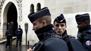Ofiţerii francezi au ordin să poarte armele tot timpul, după activarea unor celule teroriste