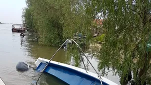 O barcă în care se aflau 15 persoane, între care trei copii, s-a răsturnat pe Dunăre. FOTO