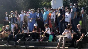 Mai multe persoane au tras un semnal de alarmă privind ambrozia, în Capitală. Organizator: Nu e o modă, e un chin pentru 3 luni pe an/ Aproape jumătate de milion de români sunt alergici