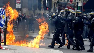 FOTO, VIDEO Incidente VIOLENTE la mitingul organizat de 1 Mai în centrul Parisului: Indivizi cu cagule au aruncat cu PETARDE/ Forţele de ordine au intervenit cu gaze lacrimogene 