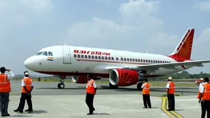 O stewardesă a căzut din avion, de la înălţime. Nimeni nu îşi explică ce s-a întâmplat