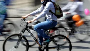 Turişti străini care fac turul Europei pe biciclete, atacaţi cu pietre de romi, în Sălaj
