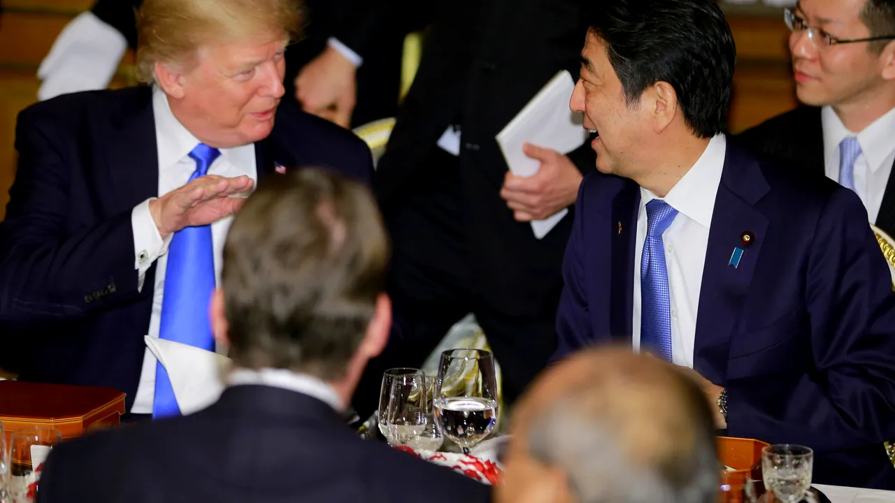 Donald Trump şi Shinzo Abe discută marţi despre Coreea de Nord