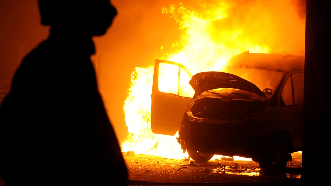 Autoturismul de lux al unui fost şef de Poliţie, incendiat cu cocktail Molotov într-o parcare din Focşani