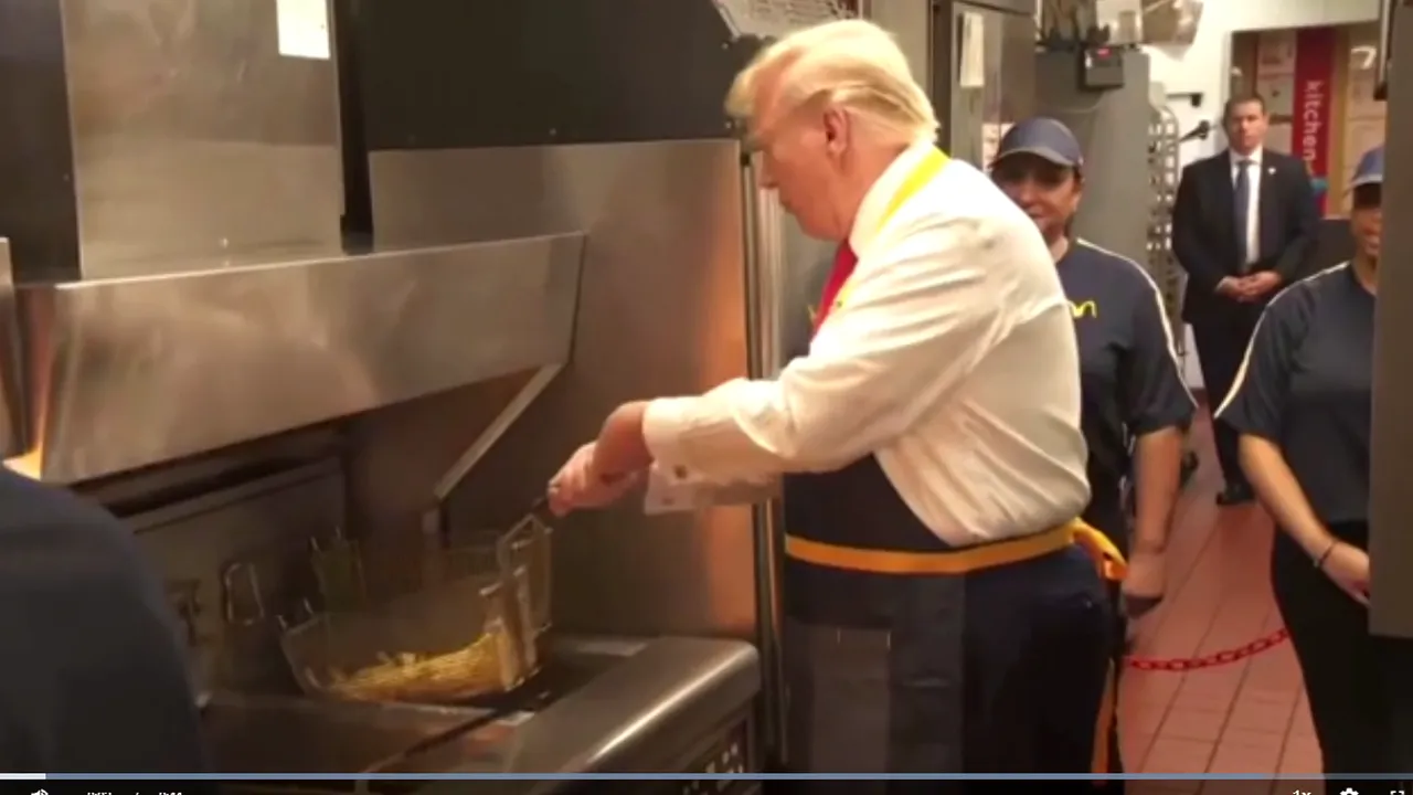 Donald Trump a prăjit cartofi la McDonald's şi i-a transmis un mesaj adversarei

