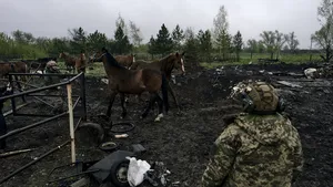 Războiul din Ucraina, ziua 433. Rusia atacă în Herson / Putin a inaugurat de la depărtare o linie de tramvai în Mariupol / Rusia a pierdut 100.000 de soldaţi în ofensiva din est, în timp ce Şoigu susţine că Ucraina are 15.000 de pierderi în doar o lună / Kievul prelungeşte legea marţială cu 90 de zile