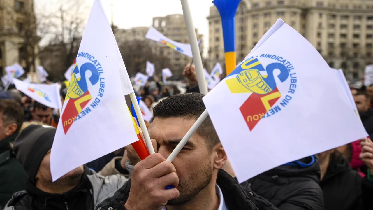 Protest de amploare în Bucureşti: silvicultori, militari în rezervă, poliţişti, angajaţi ai metrolului, mineri, siderurgişti. Una din revendicări este abrogarea ”ordonanţei austerităţii”