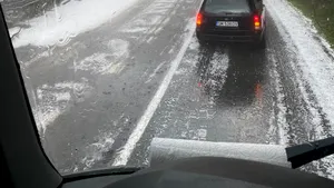 Trafic blocat pe DN 67C, din cauza aluviunilor aduse de o ploaie torenţială