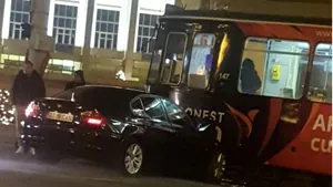 Un BMW a izbit din lateral un tramvai în Iaşi