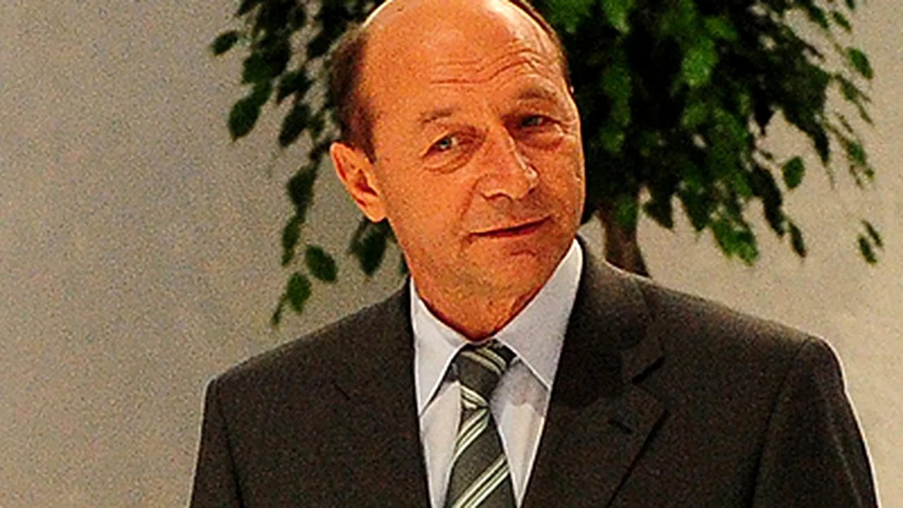 Băsescu: Sistemul de salarizare îi obligă pe medici să stea cu mâna întinsă