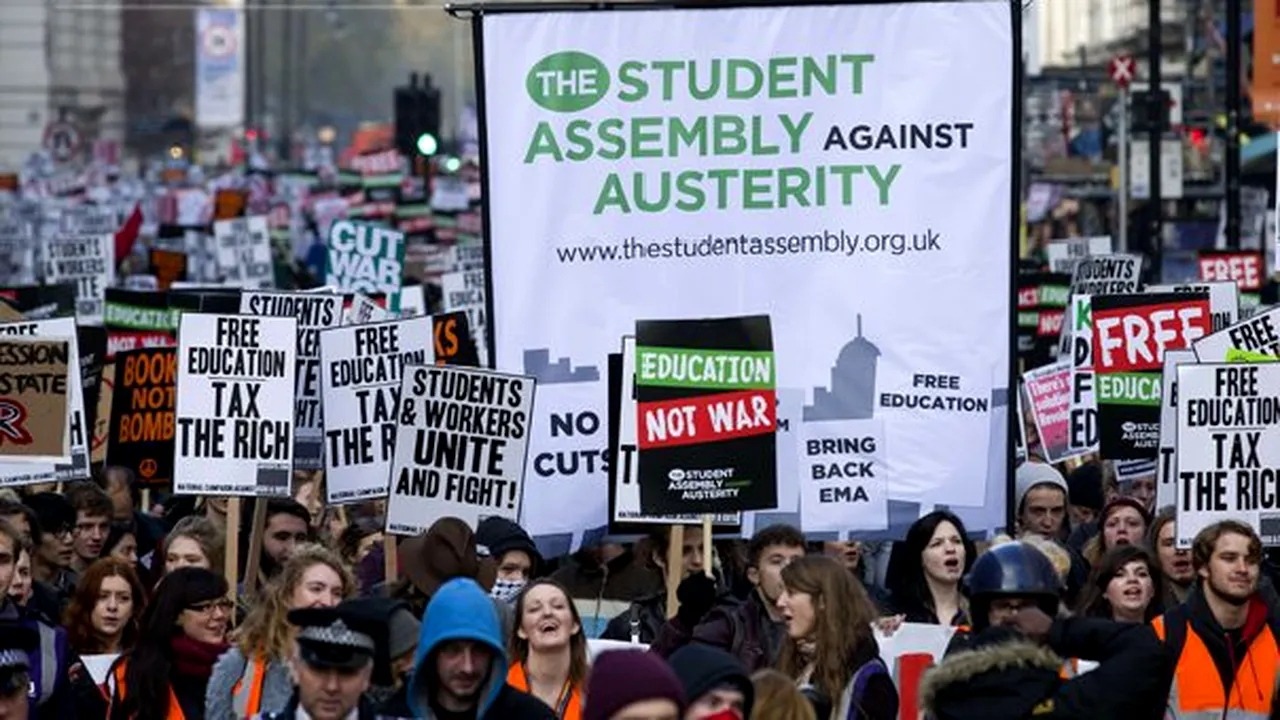 Mii de studenţi au protestat la Londra faţă de taxele de şcolarizare