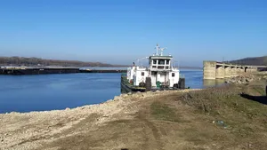 Navă încărcată cu produse din metal, eşuată pe Dunăre, în apropiere de Calafat