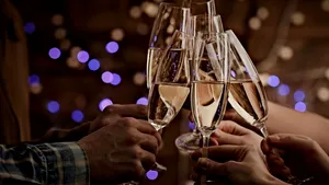 De ce ciocnim paharele la evenimentele importante. Istoria neştiută şi bizară a toasturilor