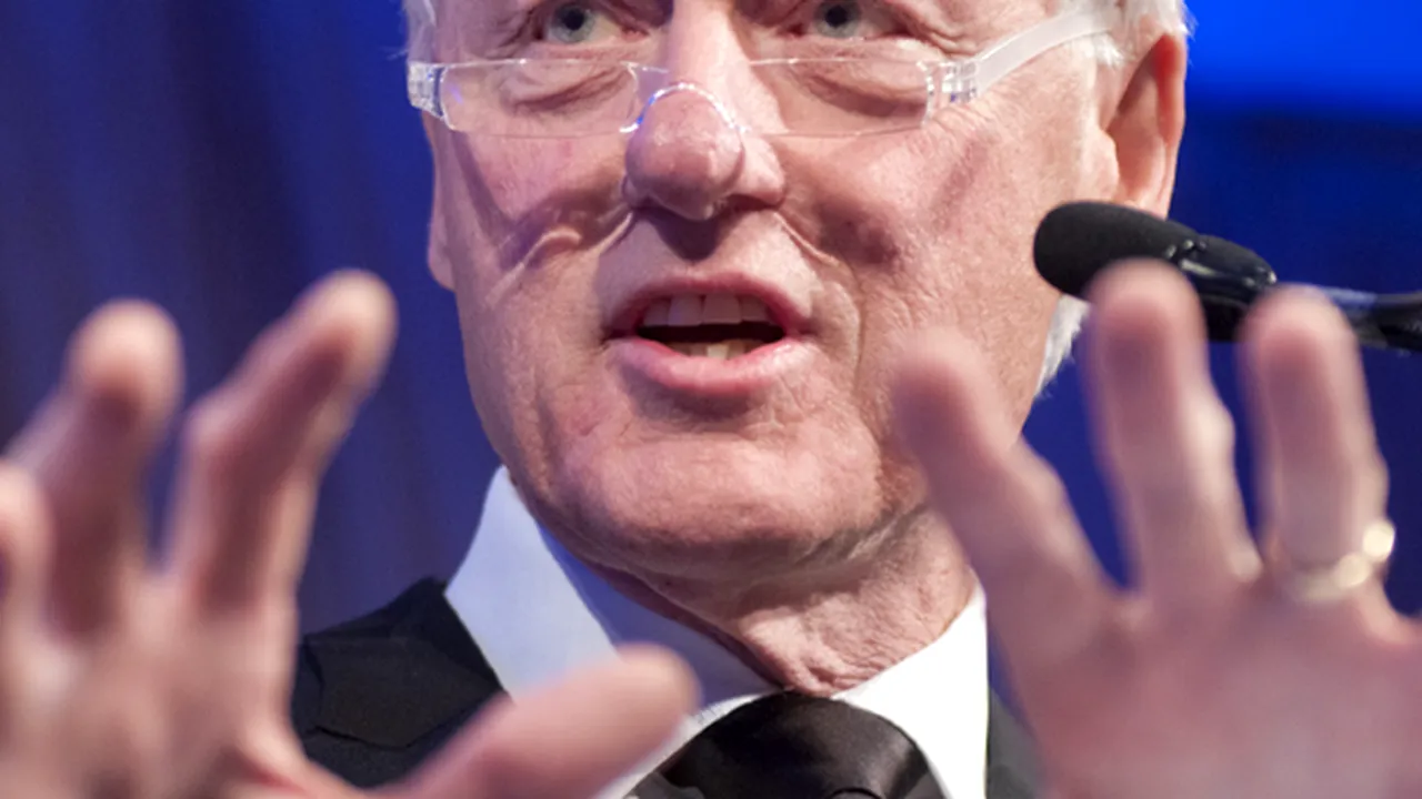 Bill Clinton organizează un concurs pentru a achita datoria soţiei sale din campania electorală