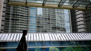 Au intrat în ALERTĂ. Un birou a devenit FOCAR DE INFECŢIE, cu peste 10 cazuri de COVID-19
