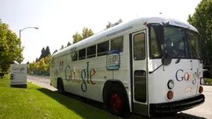 Autobuzul Google străbate lumea. Cea mai mare atracţie a maşinii este internetul
