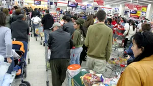 Cumpărătorii vor putea compara preţurile din hipermarketuri, online, astfel încât să aleagă oferta cea mai bună