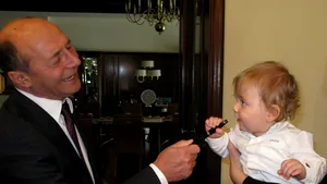 Traian Băsescu a tăiat moţul Prinţului Carol Ferdinand şi i-a dăruit pixul său Mont Blanc - GALERIE FOTO