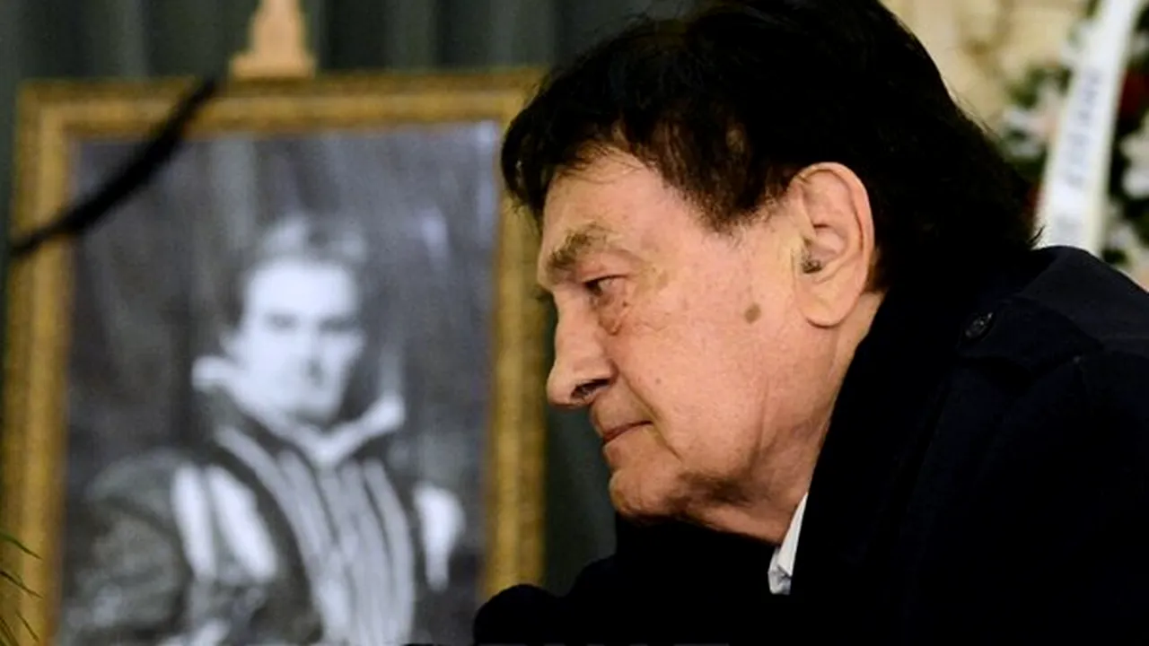 Traian Băsescu l-a decorat pe tenorul Octavian Naghiu