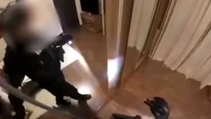 Imagini de la descinderea cu mascaţii la adresa greşită. „Bună dimineaţa! Ce faci? Cu cine mai eşti?”