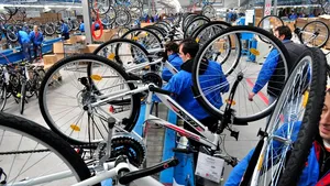 O fabrică de biciclete din Deva perfecţionează elevi din licee tehnice, apoi le oferă loc de muncă: Beneficiul nostru nu este anul acesta, beneficiul nostru o să apară anul viitor