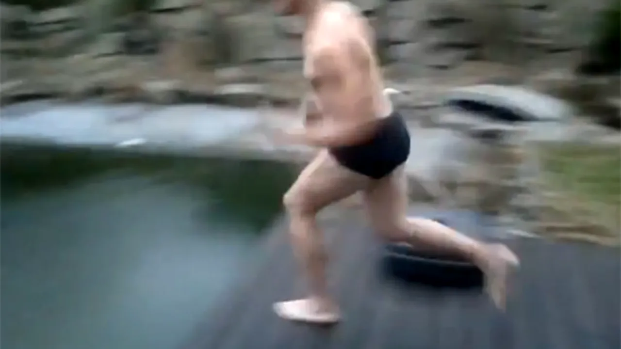 SALT EŞUAT: Ce a păţit un tânăr care s-a aruncat într-o piscină îngheţată - VIDEO