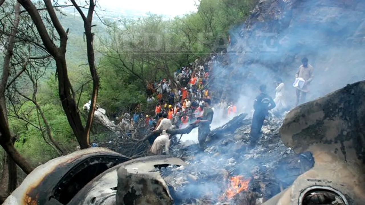 Ploile îngreunează operaţiunile de căutare la locul accidentului aviatic din Pakistan - VIDEO
