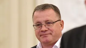 Adrian Oros, ministru al agriculturii, care s-a folosit de expresia „dacă voi nu mă vreţi, eu vă vreau” când fermierii i-au cerut demisia, renunţă la funcţie abia după ce a pierdut puterea politică