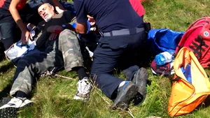 Găsit de salvamontişti, după ce a băut şi a adormit lângă o prăpastie