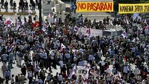 Confruntările continuă la Atena. Parlamentul va vota o lege pentru măsuri bugetare individuale şi privatizări